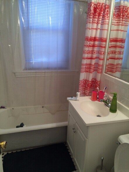 Building Photo - 61 Park Dr