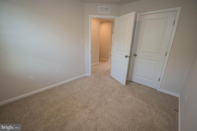 Building Photo - 417 Creekbed Cir