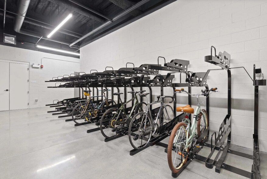 Building Photo - 948 W Sunnyside Ave