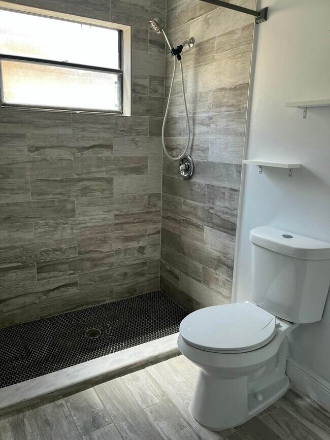 Building Photo - 1296 White Pine Dr