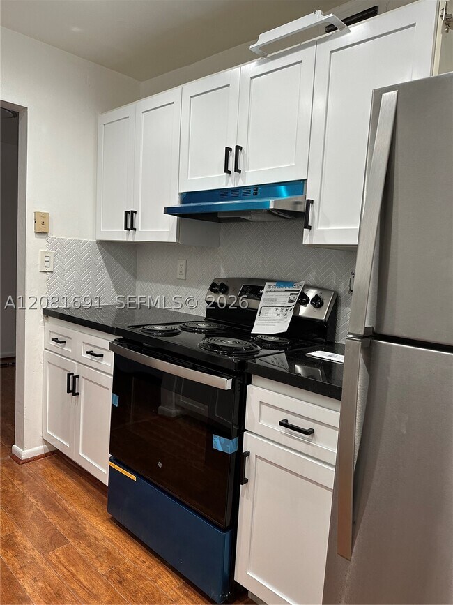 Building Photo - 10818 N Kendall Dr