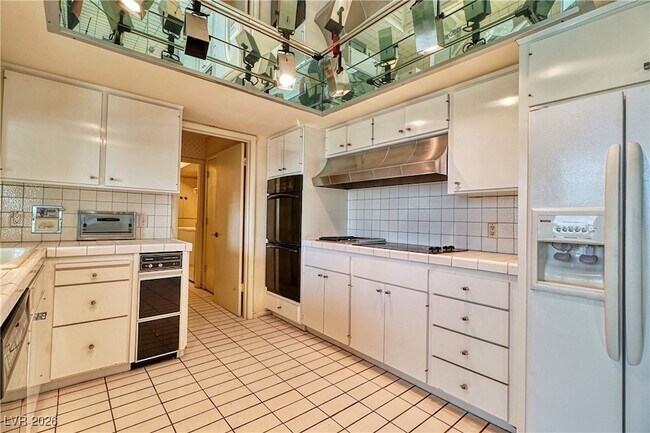 Building Photo - 940 Vegas Valley Dr