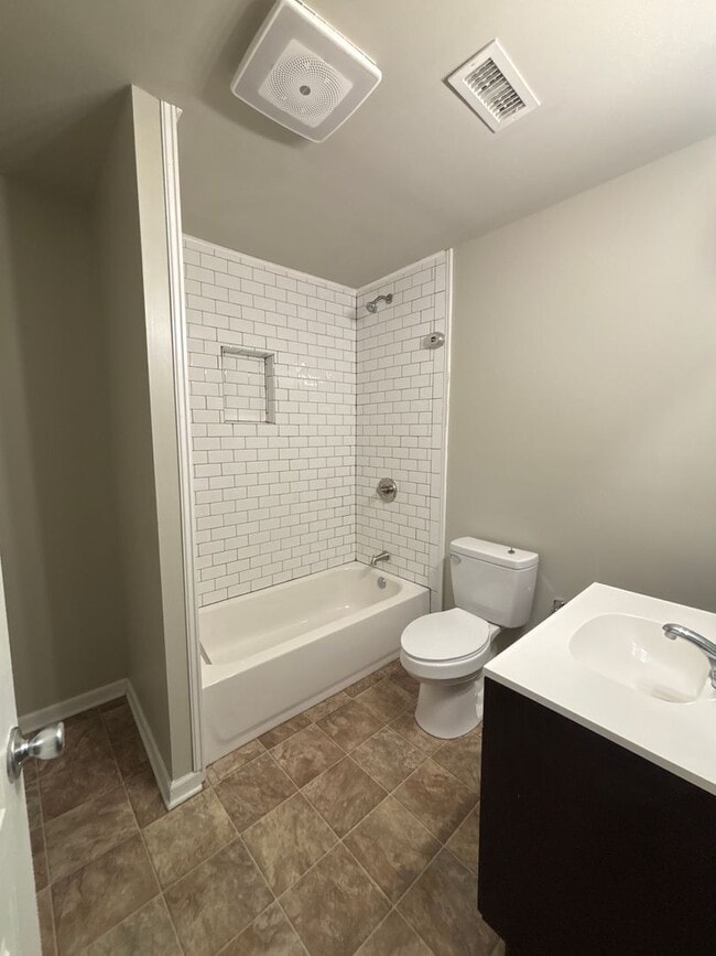 Building Photo - 606 N Upper St