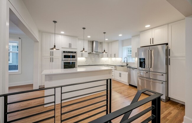 Building Photo - Queen Anne Craftsman - Available September...