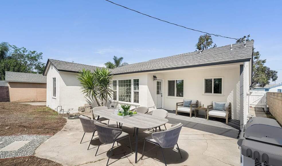Building Photo - 2106 W Cerritos Ave