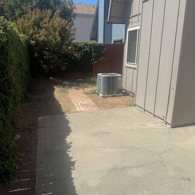 Building Photo - South Davis Townhome