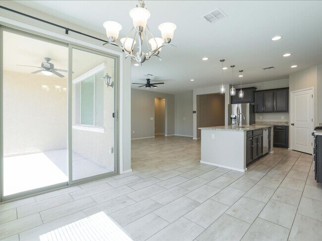 Building Photo - 4 Bedroom 2 Bathroom