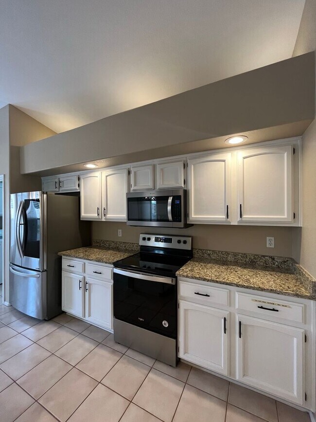 Building Photo - 4 Bedroom Home Near N McQueen Rd and E Cha...