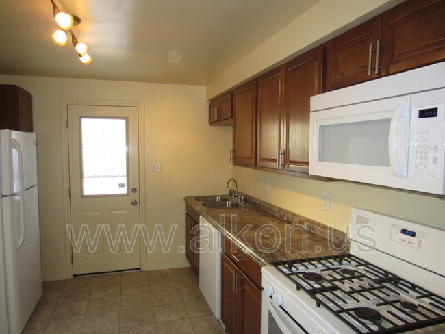 Building Photo - 4785 Yew St