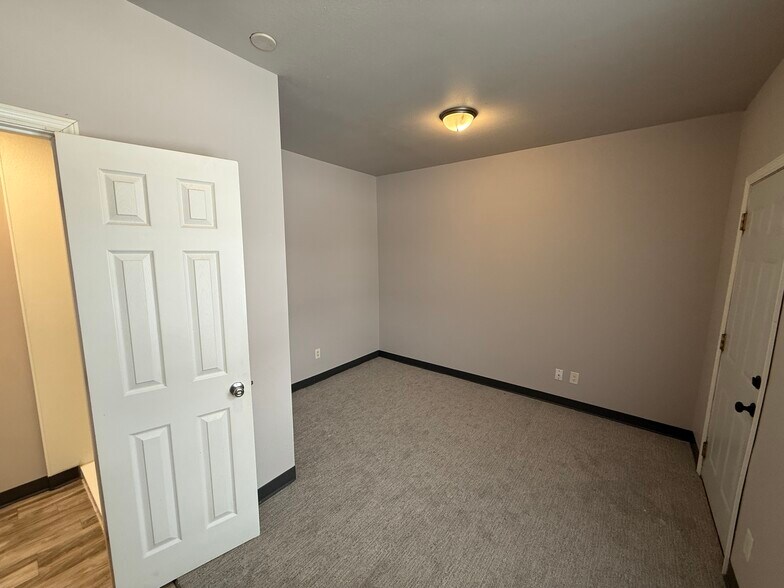 Building Photo - 5 6th Ave N