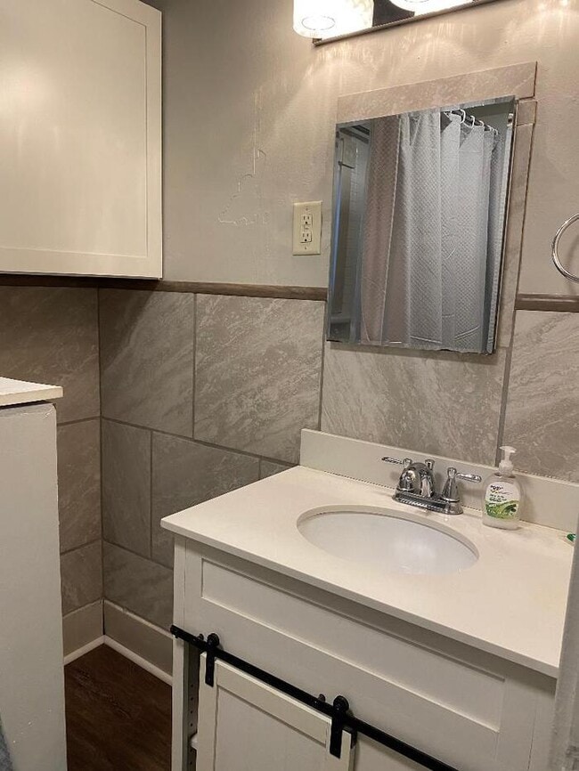 Building Photo - 2 Bedroom house.