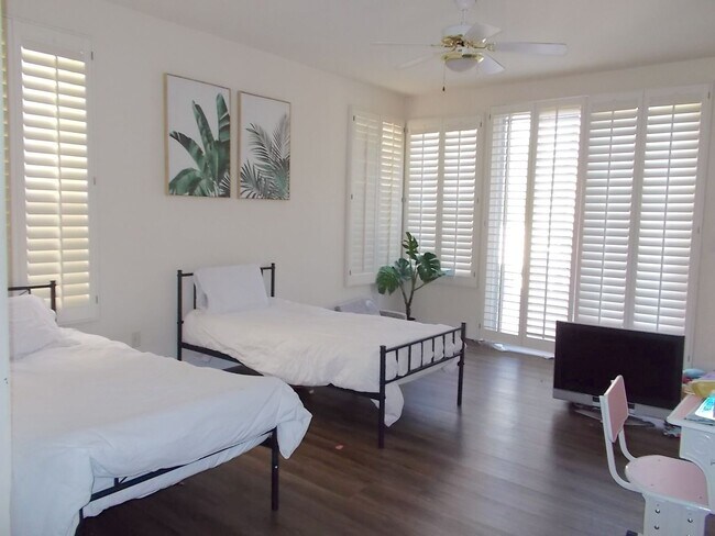 Building Photo - Stunning Fully Remodeled Luxury Home in Peccole Ranch