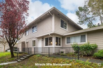 Building Photo - Beautiful and Modern Townhouse Style Condo...