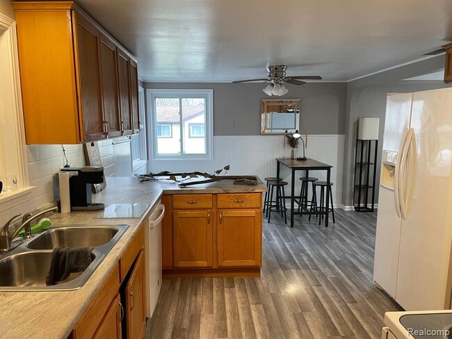 Building Photo - 2434 N Long Lake Rd