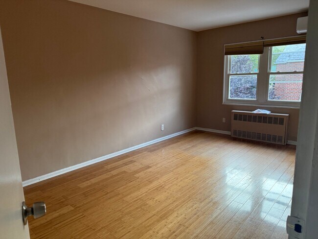 Building Photo - 10005 Seaview Ave