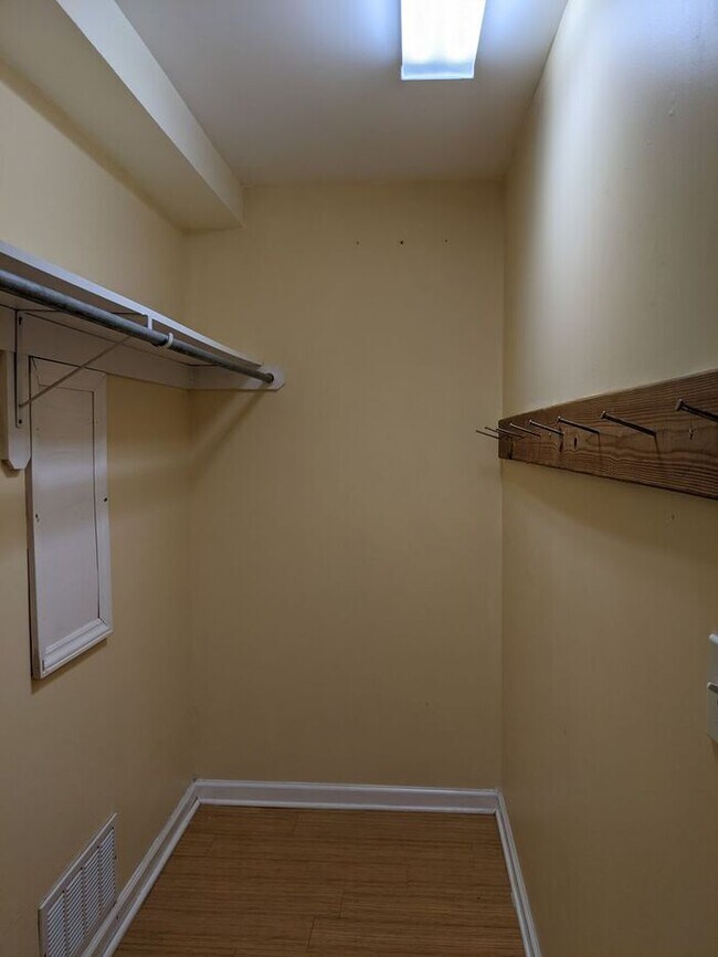 Building Photo - Charming West Asheville Basement Apartment