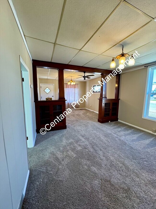 Building Photo - Huge 3 bedroom house with 2 bonus rooms an...