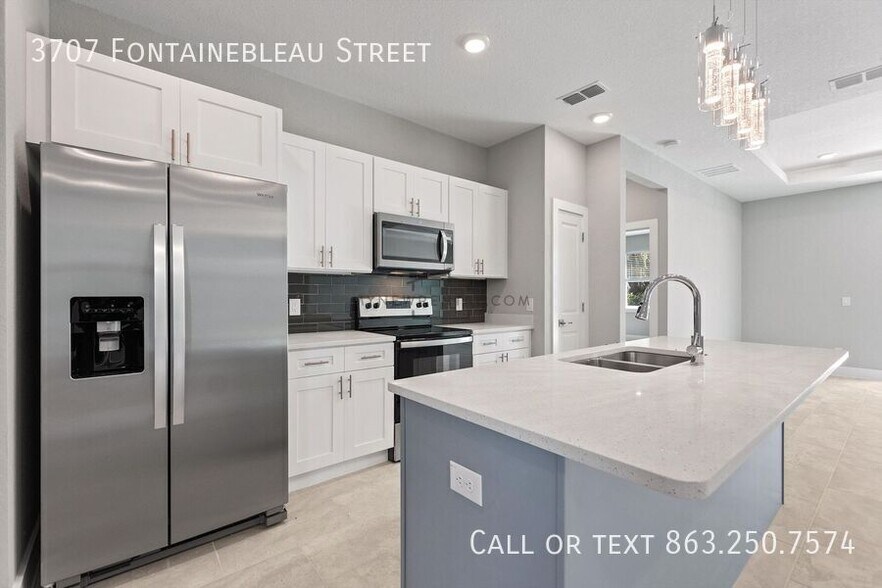 Building Photo - 3707 Fontainebleau St