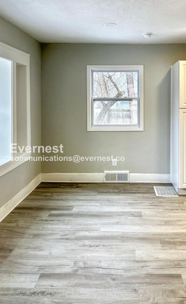 Building Photo - 1270 Moore St