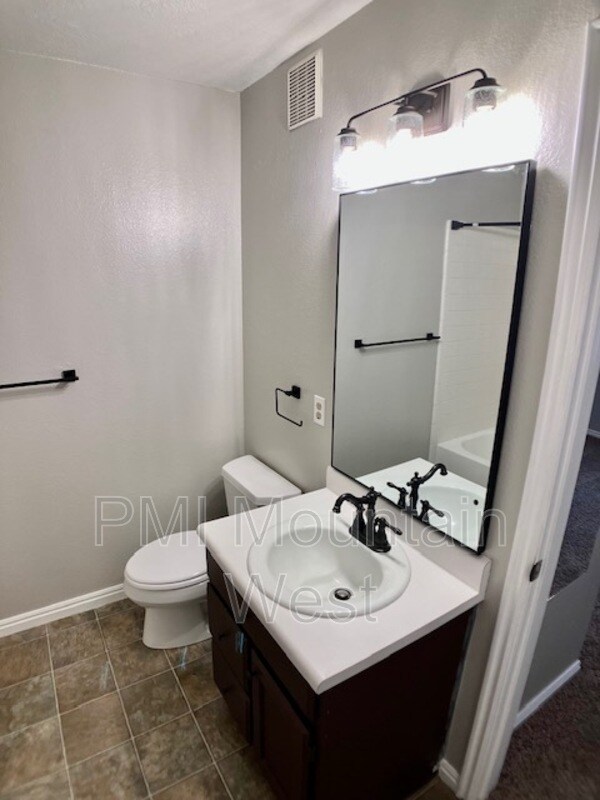 Building Photo - 567 N 200 E