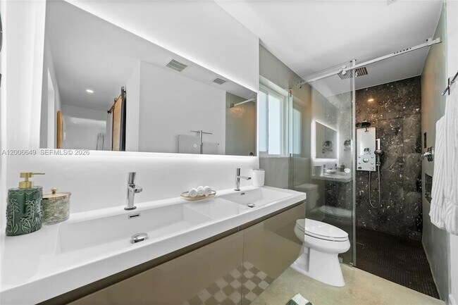 Building Photo - 930 N 11th Ct