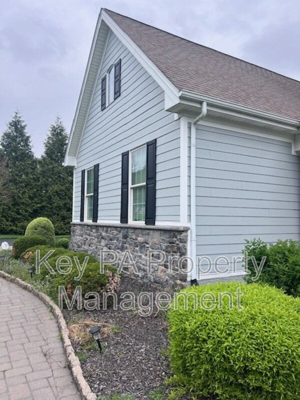 Building Photo - 155 Harrogate Dr