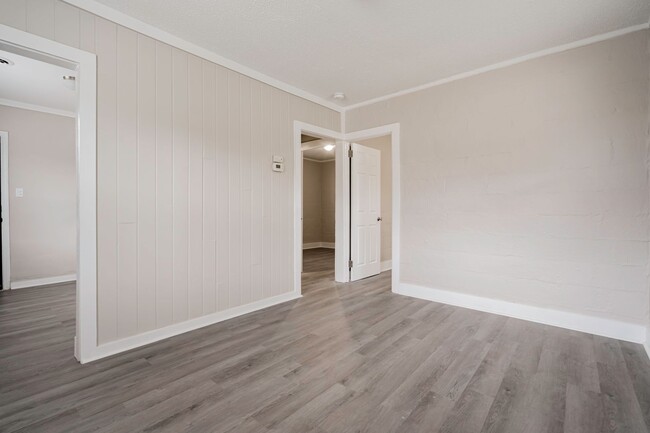 Building Photo - Charming Apartment Downtown Columbia - Hou...