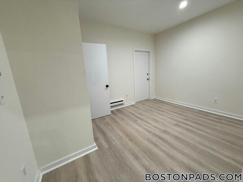 Building Photo - 452 Park Dr