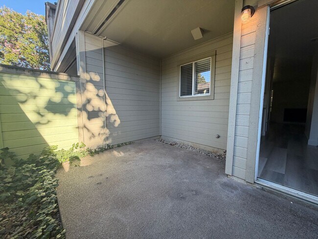 Building Photo - Beautiful 2 bedroom 1 bath Available today! Apply today!
