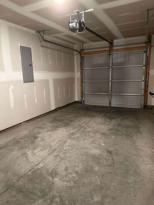 Building Photo - 3 Bedroom / 2.5 Bath Townhome Kingsport, TN