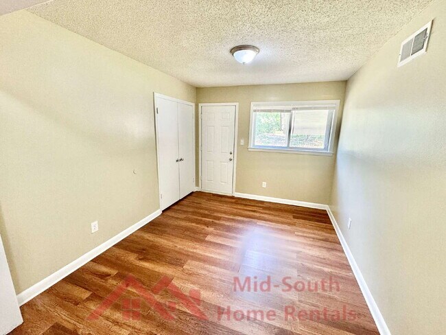 Building Photo - 2452 Debby Dr