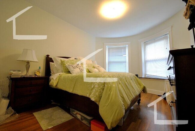 Building Photo - Huge 2 bed in Brookline