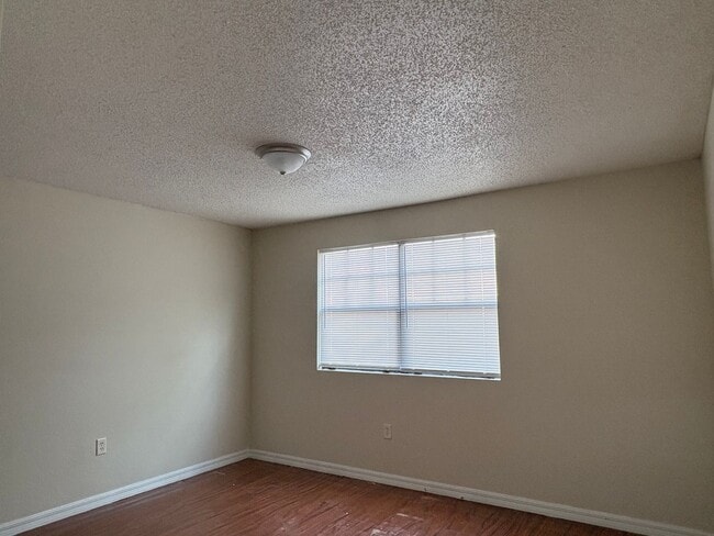Building Photo - 2bed/1bath condo ready August 2025 only $1...