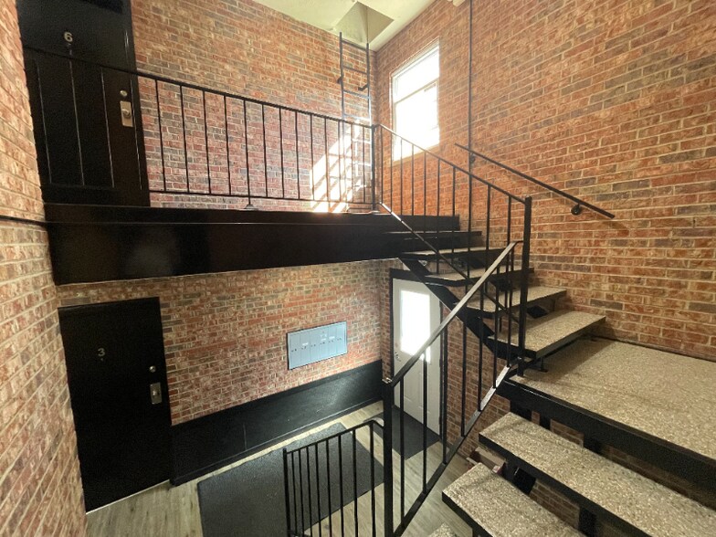 Building Photo - 2483 Montana Ave