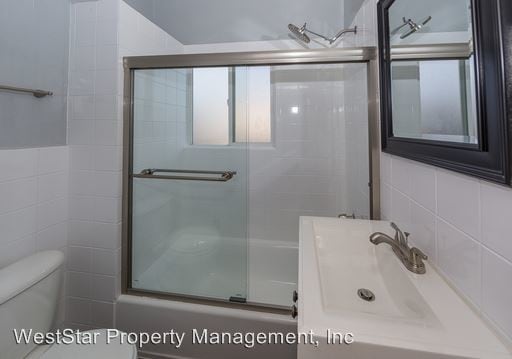 Building Photo - 1735 E 10th St