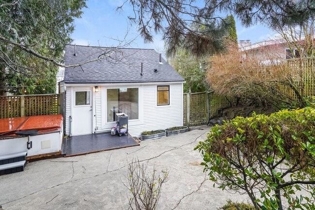 Building Photo - Modern Oasis in Seattle: 2-Bed, 2-Bath with Luxurious Amenities!