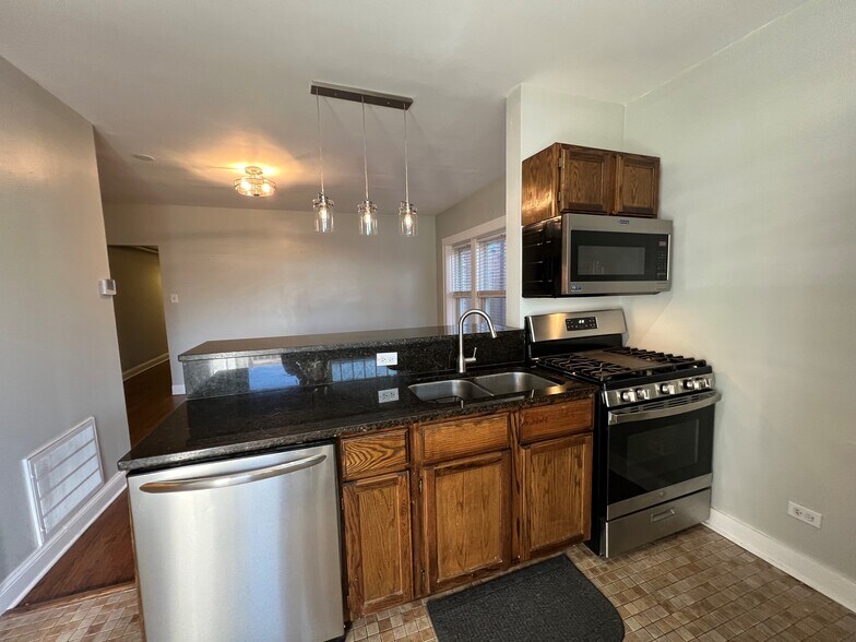 Kitchen - 3528 N Reta Ave