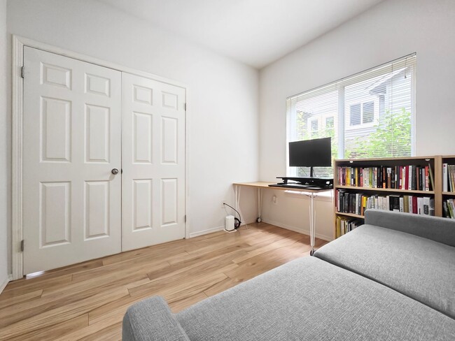 Building Photo - Spacious 3-Bed, 3-Bath Home with Lower Level Bedrooms, Patio, and Garage Near Factoria Mall & Dow...