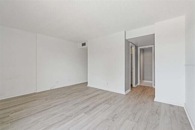 Building Photo - 2621 Cove Cay Dr