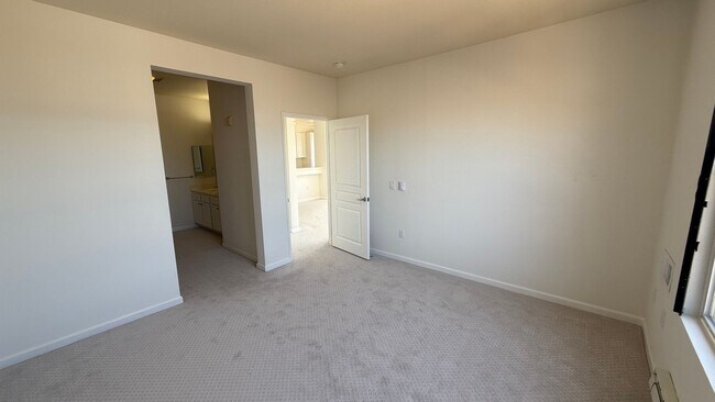 Building Photo - Epic REA - Top floor, Sweeping Views, 3 BR...