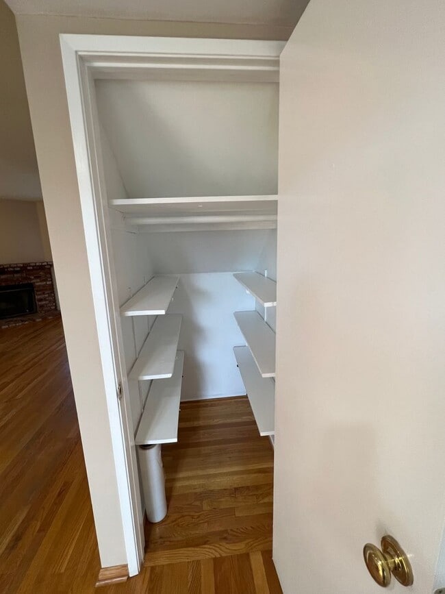 Building Photo - 2 bed / 2 bath two story in prime La Cresc...