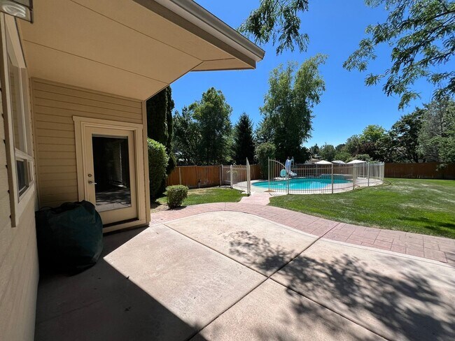 Building Photo - Beautiful 4 bed 3.5 bath home in Eagle jus...