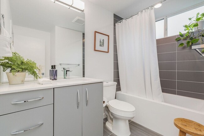 Building Photo - 1002 Boylston Ave E