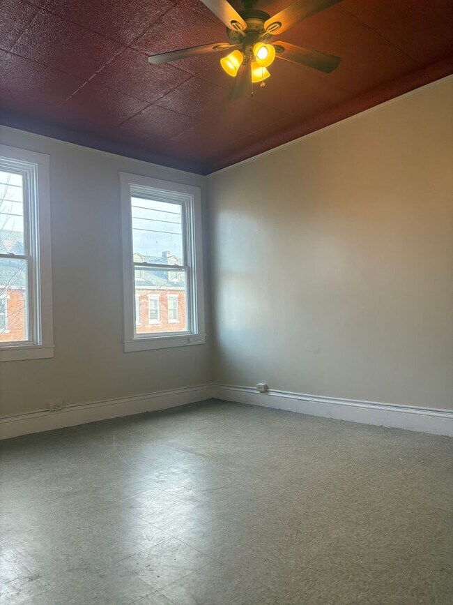 Building Photo - 344 S Queen St