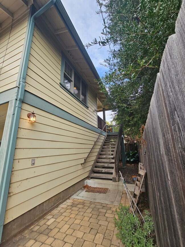 Building Photo - 1433 Higuera St