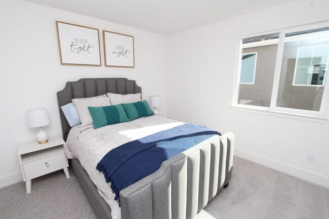 Building Photo - Gorgeous New Build 3 bedroom 2.5 bathroom home in Santana Ranch Available NOW!!