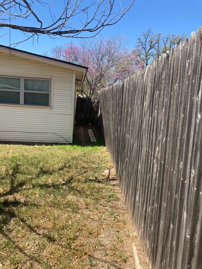 Building Photo - 224 N Oxford Dr