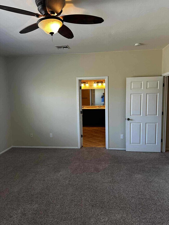 Building Photo - 1120 E Mt Shibell Dr