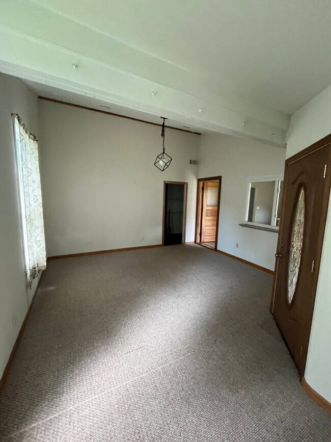 Building Photo - "Spacious 3 Bedroom/2 Bath Home in Florissant!"  Available for Move-In on 8/15/2026