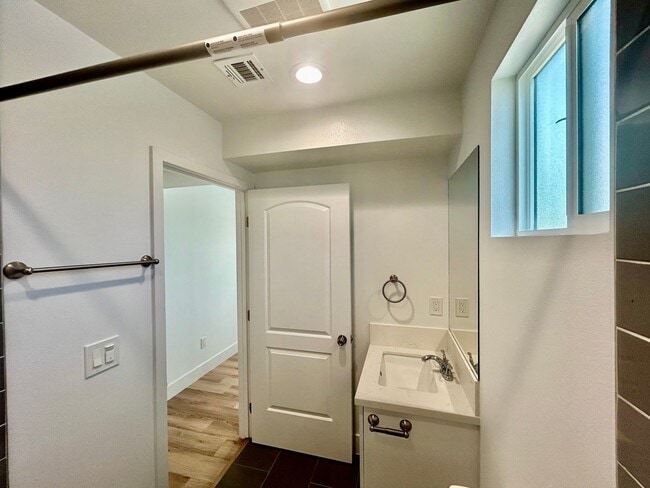 Building Photo - NewB La T 8418